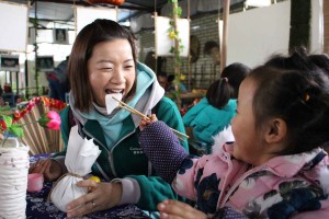 © UNICEF HK/2016 <> <br> 在UNICEF所支援的幼兒園接受教育的兒童，都顯得較為開朗熱情，有小女孩更主動餵Cindy吃東西呢。