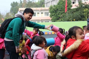 © UNICEF HK/2016 <> <br>本身是國泰機師又曾在山區義教的Patrick，鼓勵大家身體力行，關注農村兒童。
