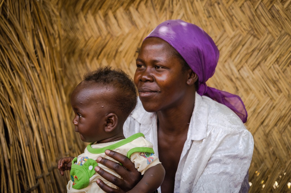 Irene est séro-positive, elle a appris son statut alors qu'elle était déjà enceinte. C'est Oremta qui animait la session ce jour-là et elle l'a poussé à faire son test à la consultation prénatale. Le test étant positif, elle a suivi la PTME et son bébé est né séro-négatif. Son mari est décédé du VIH, elle vit chez ses parents.