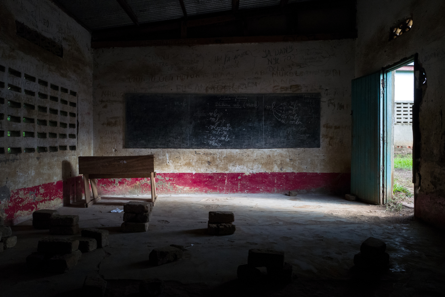 Tshinyama Primary School is one of four schools plundered during the clashes between Kamuina Nsapu movement rebels and the police in March 2017 in Nganza commune, 4km from Kamina, the capital of Kasai province Occidental, Democratic Republic of the Congo. - L'école primaire Tshinyama est l'une des quatre écoles pillées lors des affrontements entre les rebelles du mouvement Kamuina Nsapu et les forces de l'ordre en mars 2017 dans la commune de Nganza, à 4km de Kamina, capitale de la province du Kasaï Occidental, en République Démocratique du Congo. In August 2016, fighting oke out in one of the Democratic Republic of Congos (DRC) poorest regions - Kasai - after a traditional leader was killed in clashes with security forces. The situation deteriorated in 2017, unleashing a wave of violence that has now engulfed nine of the countrys 26 provinces.