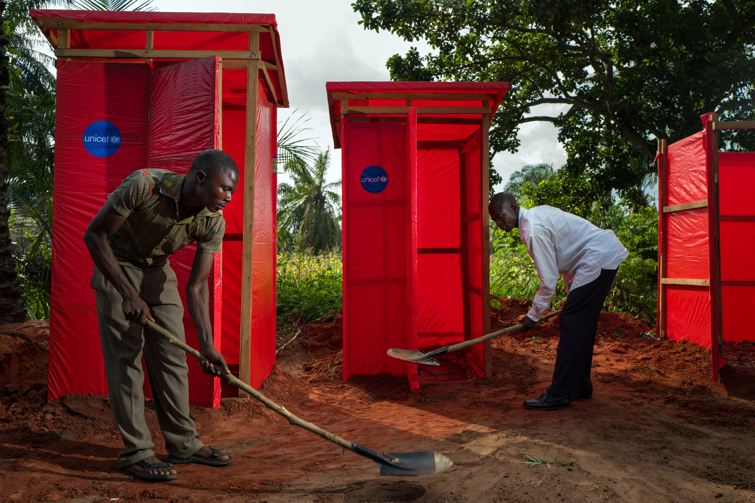 Community relays are maintaining UNICEF-built latrines and showers at the Tshinyama health center, a village near Miabi, located 30 km north-west of Mbuji-mayi, in the direction of Kananga, in the province of Kasai Orientale, in the south Of the Democratic Republic of the Congo, a region plagued by conflict between the militia of the traditional leader Kamuina Nsapu and the Armed Forces of the Democratic Republic of the Congo (FARDC) since June 2016. - Des relais communautaire entretiennent les blocs de latrines et de douches construits par l'UNICEF au centre de santé de Tshinyama, un petit village proche de Miabi, situé à 30 km au nord-ouest de Mbuji-mayi, en direction de Kananga, dans la province du Kasaï Orientale, au sud de la République Démocratique du Congo, une région en proie aux conflits entre les miliciens du chef traditionnel Kamuina Nsapu et les Forces Armées de la République démocratique du Congo (FARDC) depuis juin 2016. In August 2016, fighting oke out in one of the Democratic Republic of Congos (DRC) poorest regions - Kasai - after a traditional leader was killed in clashes with security forces. The situation deteriorated in 2017, unleashing a wave of violence that has now engulfed nine of the countrys 26 provinces.