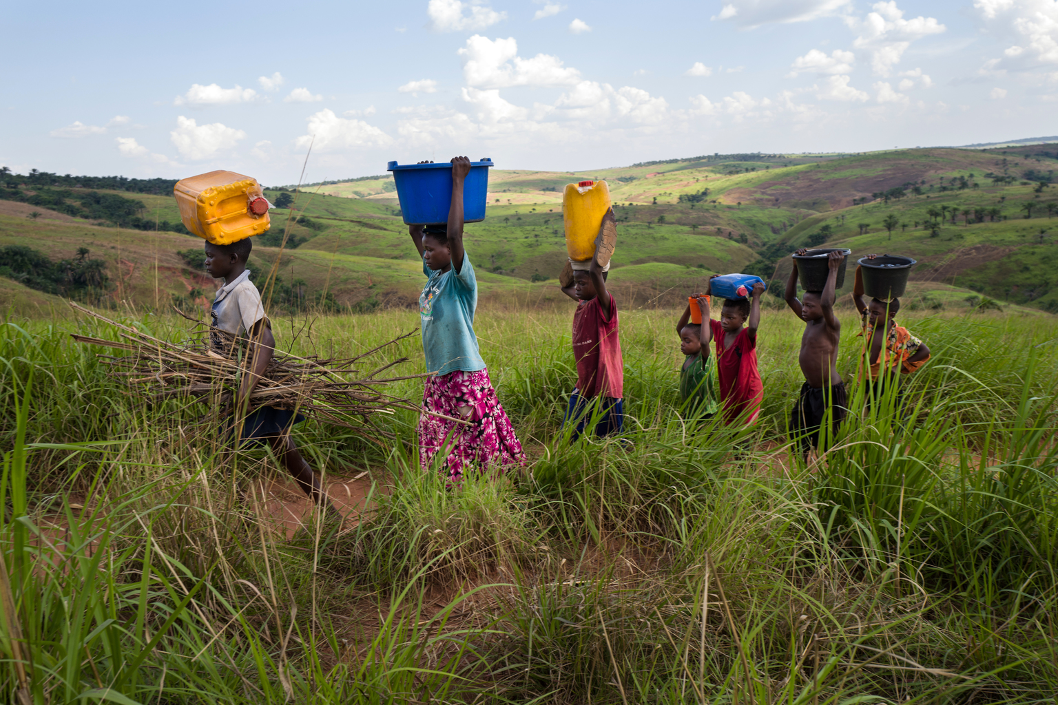 Children are carrying water from a source built by the UNICEF in Tshinyama, a village near Miabi, located 30 km north-west of Mbuji-mayi, in the direction of Kananga, in the province of Kasai Orientale, in the south Of the Democratic Republic of the Congo, a region plagued by conflict between the militia of the traditional leader Kamuina Nsapu and the Armed Forces of the Democratic Republic of the Congo (FARDC) since June 2016. - Des enfants transportent de l'eau d'une source aménagée par l'UNICEF à Tshinyama, un petit village proche de Miabi, situé à 30 km au nord-ouest de Mbuji-Mayi, en direction de Kananga, dans la province du Kasaï Orientale, au sud de la République Démocratique du Congo, une région en proie aux conflits entre les miliciens du chef traditionnel Kamuina Nsapu et les Forces Armées de la République démocratique du Congo (FARDC) depuis juin 2016. In August 2016, fighting oke out in one of the Democratic Republic of Congos (DRC) poorest regions - Kasai - after a traditional leader was killed in clashes with security forces. The situation deteriorated in 2017, unleashing a wave of violence that has now engulfed nine of the countrys 26 provinces.