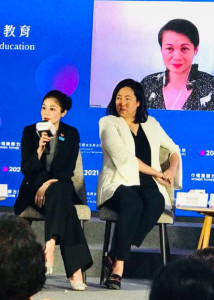 聯合國兒童基金香港委員會主席陳晴女士(左) 於第二屆巾幗建新力論壇文化藝術及社會教育討論環節上發言。