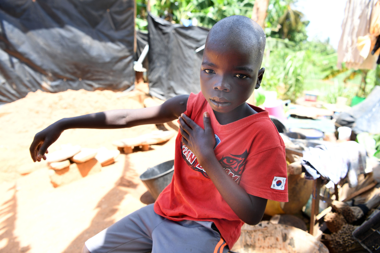 Chris is a nine year old boy who likes to run around in the neighborhoud with his friends. He has had a hard life, his mother is very poor and they live under a plastic tarpoline in a swamp that gets flooded as soon as it rains. Chris normally stays outside late after school. 'I do not like to come home because then I am not allowed to see my friends anymore. And my mother hits me when I do something wrong.' Sandrine Aka Assouan, 40 yars old is the mother of Chris, nine years old. They live together in San Pedro, in the South West of Cte d'Ivoire. Chris is verbally and physically abused by his mother. Sadly, his story is the story of so many others. Sandrine is very poor which stresses her out day and night. Some days she doesn't know if she will be able to feed her son. Her patience is very thin and it is not rare that she hits her son when she is exasperated and he dosen't seem to listen to her. 'I come to a point I don't know how the handle to situation or him, for that matter.' One day social services came with the police and Sandrine was told that she had to stop mistreating her son otherwise he would be ought to a center to protect him. Despite everything, Sandrine says she loves her son very much and didn't want him to be abandoned in a system. Since then, Chris and Sandrine have be able to eath a bit better since then. Sandrine receives some financial support which helps her to cope better and social servics follow Chris closely. In Cte d'Ivoire, 86% of children are disciplined physically and 20% are hit so violently that it leaves permanent marks.