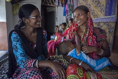 ©UNICEF/UNI148848/Vishwanathan Sumi Madhi a volunteer, on child feeding, nutrition and care interacts with mothers in Kudada, India.