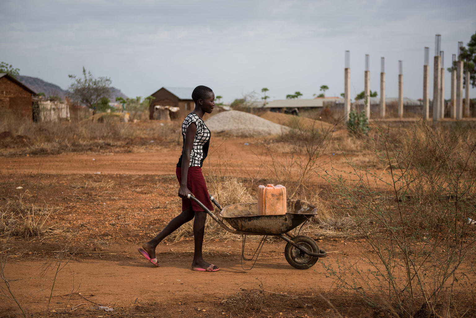 Seventeen-year-old Amal pushes a wheelbarrow with a jerry can of untreated water from a tap on the outskirts of Juba, South Sudan, Friday 17 March 2017. “I don’t have to walk to the river any more, which means I have more time to study, but the water is still dirty, and I worry about my younger siblings getting sick when they drink it” says Amal, who fetches water every day. A worsening water crisis, fuelled in part by conflict and a deteriorating economy, is just one more challenge families in Juba face on a daily basis. In 2015, an estimated 13 percent of residents had access to municipal water, supplied mainly through a small piped network and boreholes – but this number is likely to have dropped following the violence that hit the city in 2016. For those without municipal access, water is mostly provided through private sector water trucking. Because they draw untreated water straight from the White Nile river, UNICEF, in coordination with the Juba city council, has been providing the trucks with chlorine to treat the water and reduce the spread of deadly waterborne diseases. There are more than 2,000 water tankers in the city, but as running costs continue to rise, so to does the price of water for customers. The lack of safe water means those living in the capital are at huge risk to the spread of deadly waterborne diseases, with children especially vulnerable, exacerbating a growing nutrition crisis. A cholera outeak which started in Juba in July 2016 has already killed 83 people and infected almost 4,500 others. Many of those who have been affected live in poor neighbourhoods, with little access to safe water and sanitation facilities.